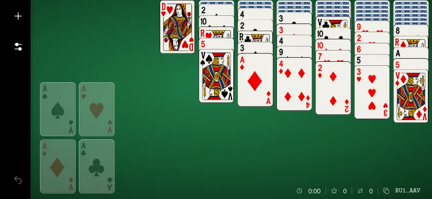 Russian Solitaire sur téléphone à l’horizontale, thème sombre : la même donne RU1-C-AAAAAAV au départ, sept colonnes sur le tapis vert et quatre fondations vides.